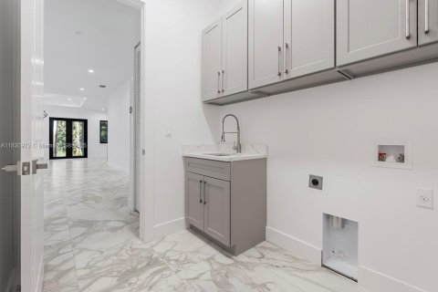 House in Naples, Florida 4 bedrooms, 184.97 sq.m. № 1813999 - photo 30