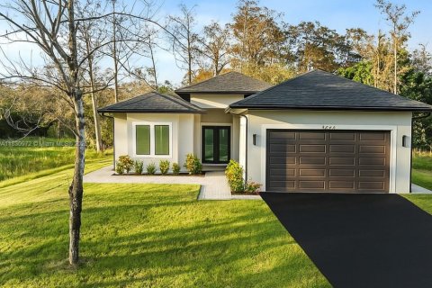 House in Naples, Florida 4 bedrooms, 184.97 sq.m. № 1813999 - photo 4