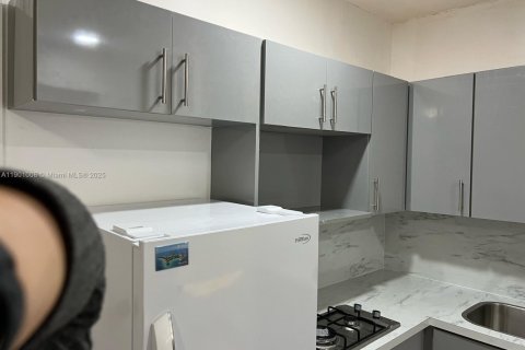 Снять в аренду коммерческую недвижимость в Хомстед, Флорида 1 спальня, № 2081711 - фото 3