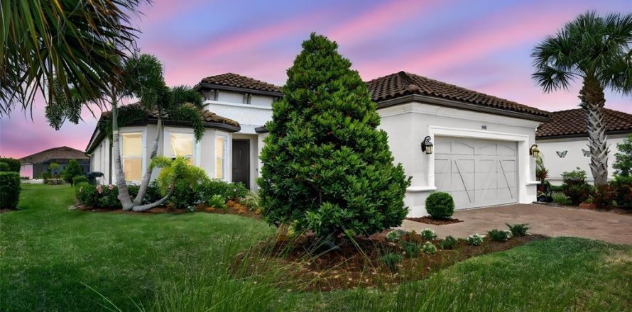 House in Palmetto, Florida 3 bedrooms, 204.85 sq.m. № 2101022