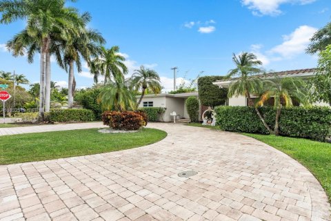 House in Miami Beach, Florida 3 bedrooms, 223.24 sq.m. № 2077018 - photo 7