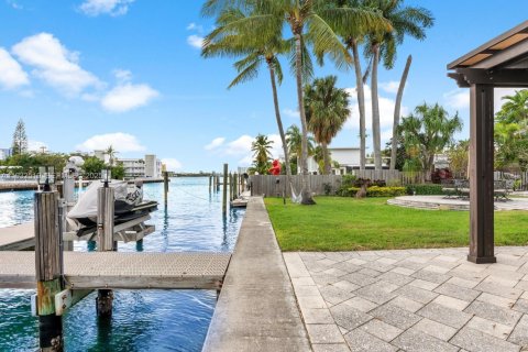 House in Miami Beach, Florida 3 bedrooms, 223.24 sq.m. № 2077018 - photo 13