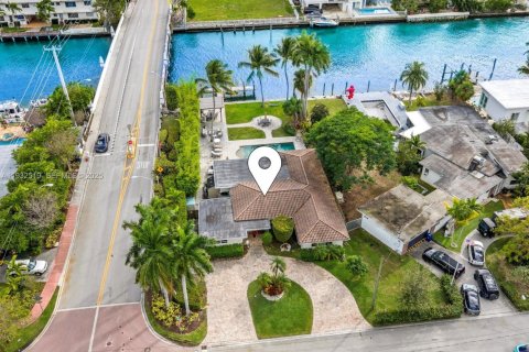 House in Miami Beach, Florida 3 bedrooms, 223.24 sq.m. № 2077018 - photo 1