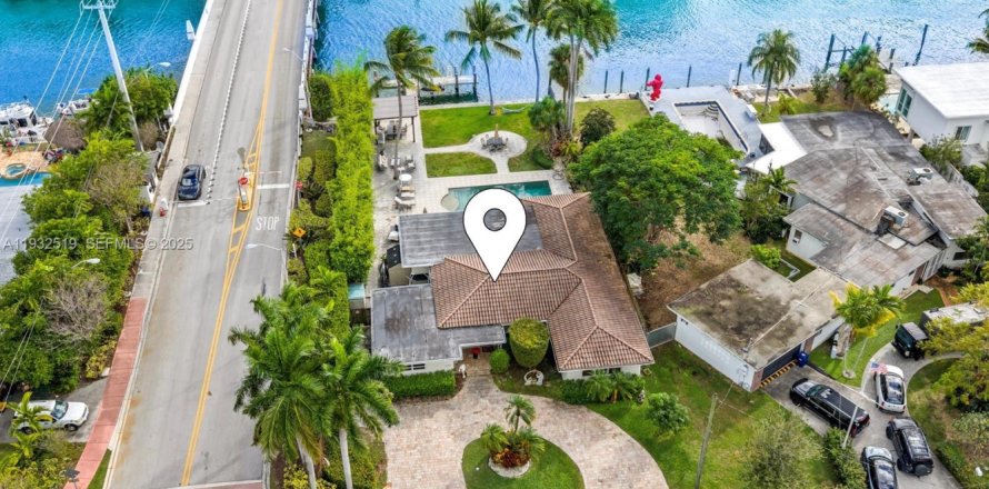 House in Miami Beach, Florida 3 bedrooms, 223.24 sq.m. № 2077018