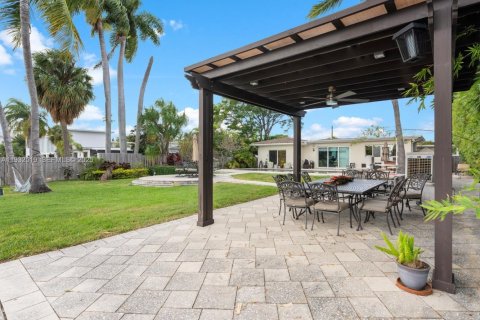 House in Miami Beach, Florida 3 bedrooms, 223.24 sq.m. № 2077018 - photo 12