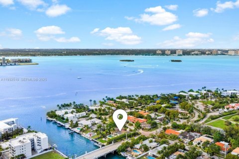 House in Miami Beach, Florida 3 bedrooms, 223.24 sq.m. № 2077018 - photo 2
