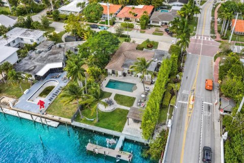 House in Miami Beach, Florida 3 bedrooms, 223.24 sq.m. № 2077018 - photo 17