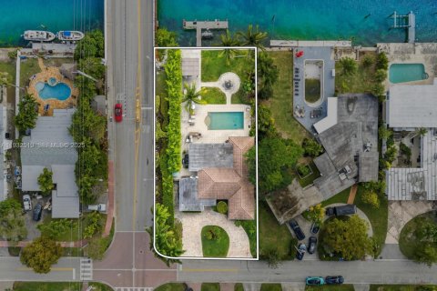 House in Miami Beach, Florida 3 bedrooms, 223.24 sq.m. № 2077018 - photo 4