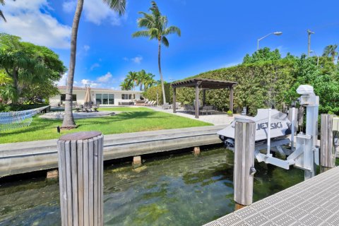 House in Miami Beach, Florida 3 bedrooms, 223.24 sq.m. № 2077018 - photo 15