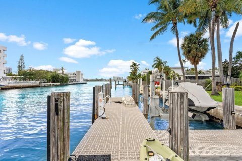 House in Miami Beach, Florida 3 bedrooms, 223.24 sq.m. № 2077018 - photo 14