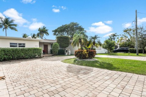 House in Miami Beach, Florida 3 bedrooms, 223.24 sq.m. № 2077018 - photo 6