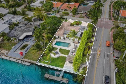 House in Miami Beach, Florida 3 bedrooms, 223.24 sq.m. № 2077018 - photo 3