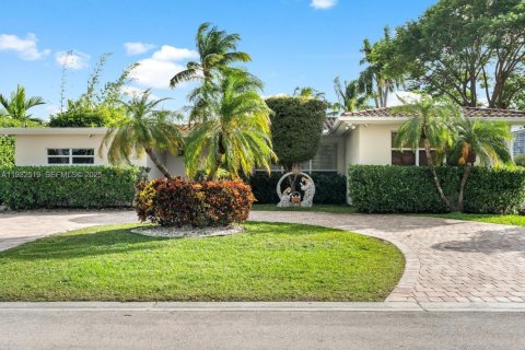 House in Miami Beach, Florida 3 bedrooms, 223.24 sq.m. № 2077018 - photo 5