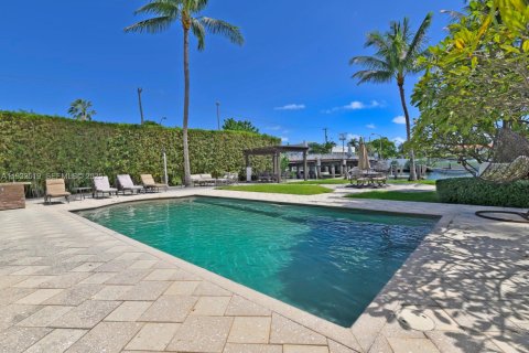 House in Miami Beach, Florida 3 bedrooms, 223.24 sq.m. № 2077018 - photo 11