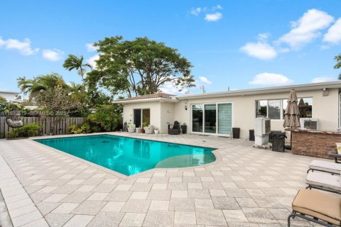 House in Miami Beach, Florida 3 bedrooms, 223.24 sq.m. № 2077018 - photo 8