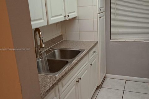 Condo in North Lauderdale, Florida, 1 bedroom  № 1802794 - photo 2