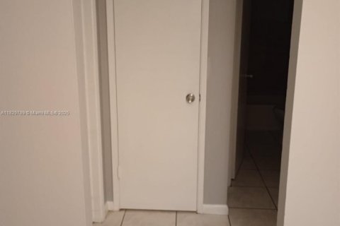 Condo in North Lauderdale, Florida, 1 bedroom  № 1802794 - photo 3