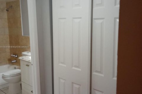 Condo in North Lauderdale, Florida, 1 bedroom  № 1802794 - photo 12