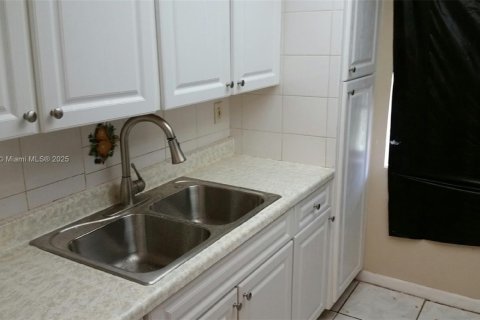Condo in North Lauderdale, Florida, 1 bedroom  № 1802794 - photo 13