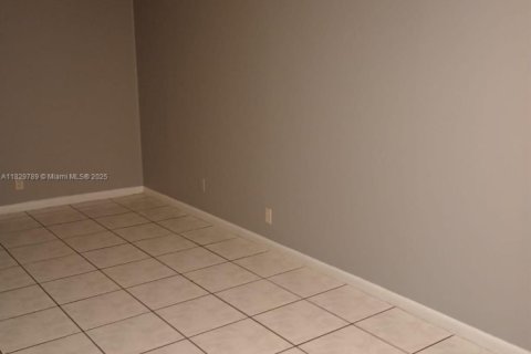 Condo in North Lauderdale, Florida, 1 bedroom  № 1802794 - photo 9