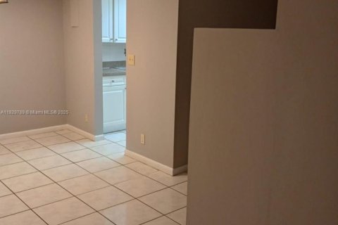 Condo in North Lauderdale, Florida, 1 bedroom  № 1802794 - photo 11
