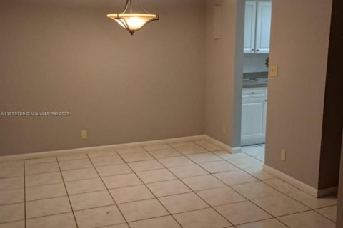 Condo in North Lauderdale, Florida, 1 bedroom  № 1802794 - photo 10