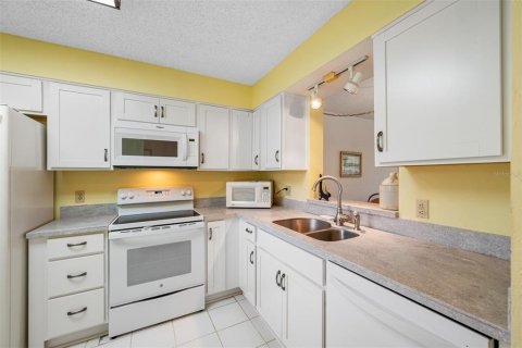 Condo in Clearwater, Florida, 2 bedrooms № 2104541 - photo 10