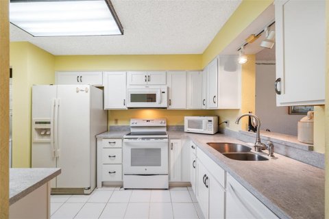 Condo in Clearwater, Florida, 2 bedrooms № 2104541 - photo 11