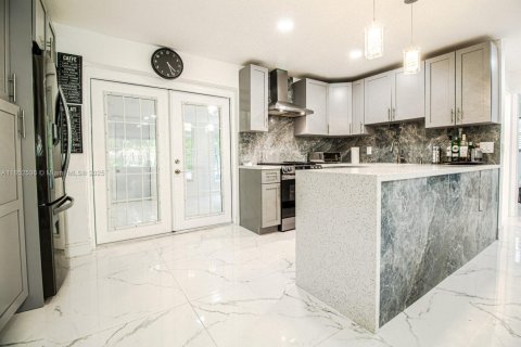 House in Davie, Florida 3 bedrooms, 120.77 sq.m. № 1865798 - photo 6
