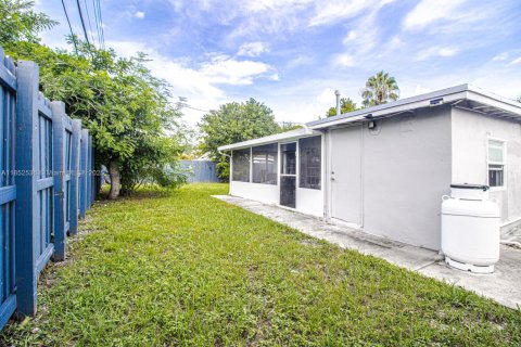 House in Davie, Florida 3 bedrooms, 120.77 sq.m. № 1865798 - photo 17