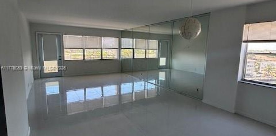 Кондоминиум с 2 спальнями в Халландейл-Бич, Флорида № 2018562