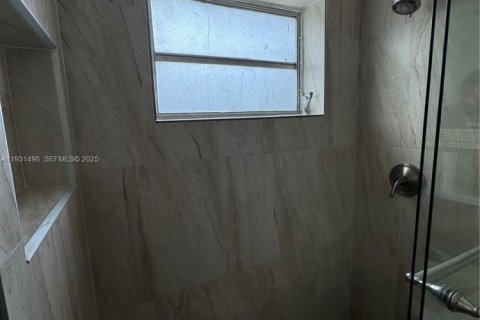 Apartamento en alquiler en Miami, Florida, 2 dormitorios, 139.35 m2 № 1990530 - foto 11