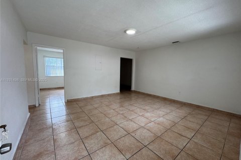 Apartamento en alquiler en Miami, Florida, 2 dormitorios, 139.35 m2 № 1990530 - foto 1