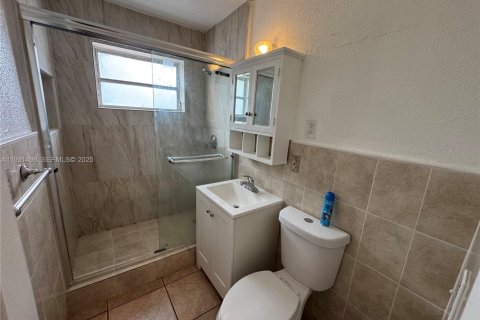 Apartamento en alquiler en Miami, Florida, 2 dormitorios, 139.35 m2 № 1990530 - foto 10