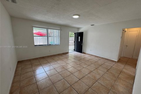 Apartamento en alquiler en Miami, Florida, 2 dormitorios, 139.35 m2 № 1990530 - foto 4