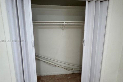 Apartamento en alquiler en Miami, Florida, 2 dormitorios, 139.35 m2 № 1990530 - foto 14