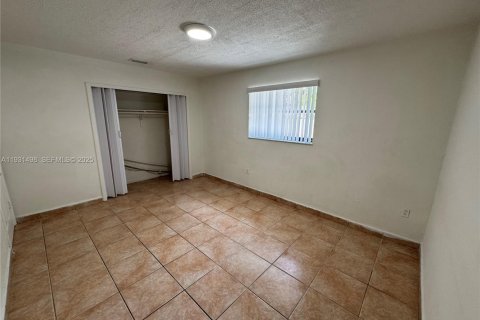 Apartamento en alquiler en Miami, Florida, 2 dormitorios, 139.35 m2 № 1990530 - foto 13