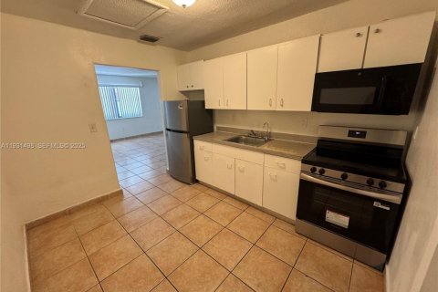 Apartamento en alquiler en Miami, Florida, 2 dormitorios, 139.35 m2 № 1990530 - foto 16