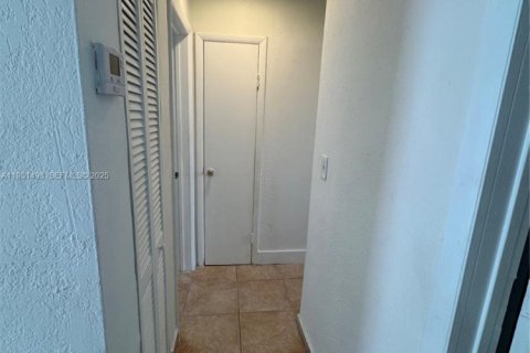 Apartamento en alquiler en Miami, Florida, 2 dormitorios, 139.35 m2 № 1990530 - foto 8