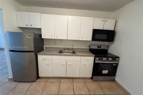 Apartamento en alquiler en Miami, Florida, 2 dormitorios, 139.35 m2 № 1990530 - foto 2