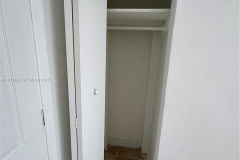 Apartamento en alquiler en Miami, Florida, 2 dormitorios, 139.35 m2 № 1990530 - foto 7
