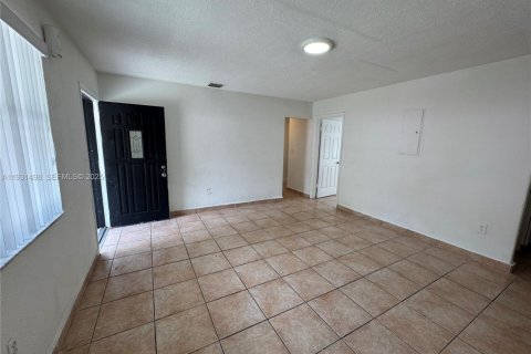 Apartamento en alquiler en Miami, Florida, 2 dormitorios, 139.35 m2 № 1990530 - foto 3