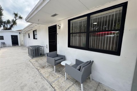 Apartamento en alquiler en Miami, Florida, 2 dormitorios, 139.35 m2 № 1990530 - foto 19