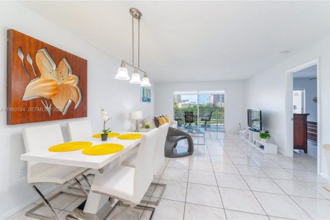 Condominio en alquiler en Sunny Isles Beach, Florida, 2 dormitorios, 123.56 m2 № 2046233 - foto 3