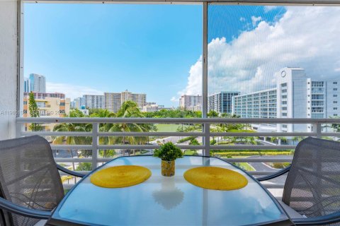 Condominio en Sunny Isles Beach, Florida, 2 dormitorios  № 2046233