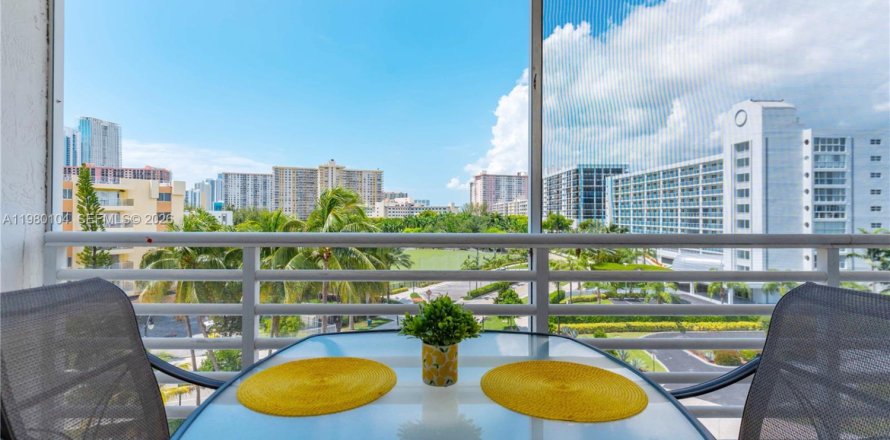 Condominio en Sunny Isles Beach, Florida, 2 dormitorios  № 2046233