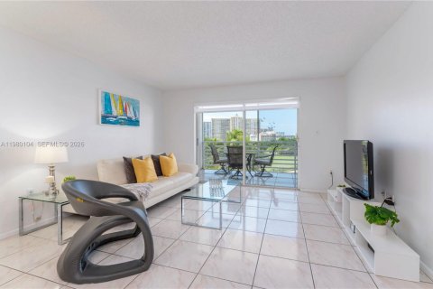 Condominio en alquiler en Sunny Isles Beach, Florida, 2 dormitorios, 123.56 m2 № 2046233 - foto 2