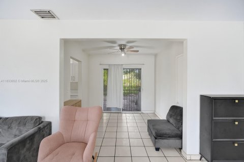 House in Miami, Florida 2 bedrooms, 113.9 sq.m. № 1841038 - photo 3