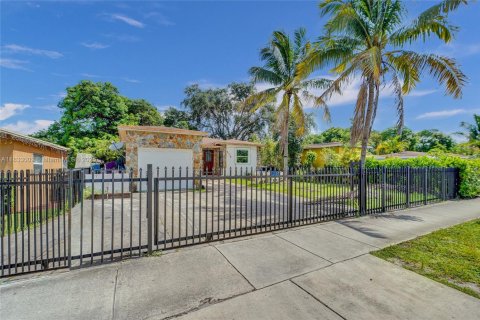 House in Miami, Florida 2 bedrooms, 113.9 sq.m. № 1841038 - photo 18