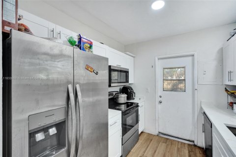 House in Miami, Florida 2 bedrooms, 113.9 sq.m. № 1841038 - photo 7